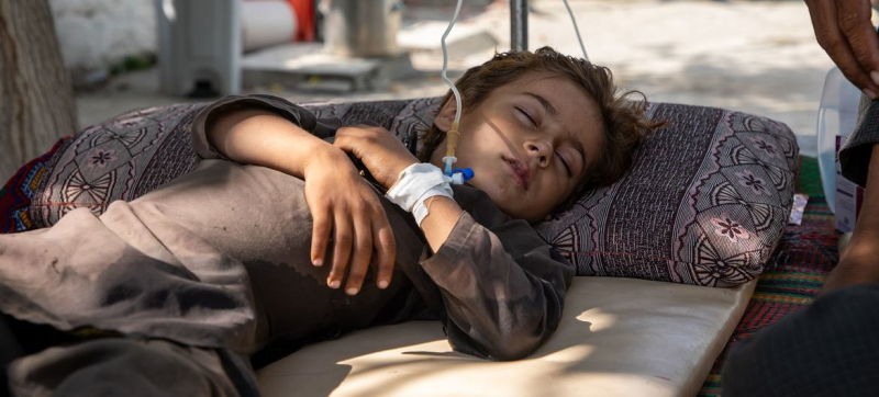 В результате отключения связи в Афганистане были нарушены гуманитарные операции и предоставление медицинской помощи. На фото: мальчик, пострадавший в результате землетрясения.