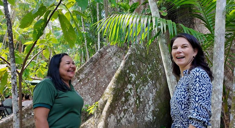 Председатель Генассамблеи Анналена Бербок с бразильской предпринимательницей Доной Неной.