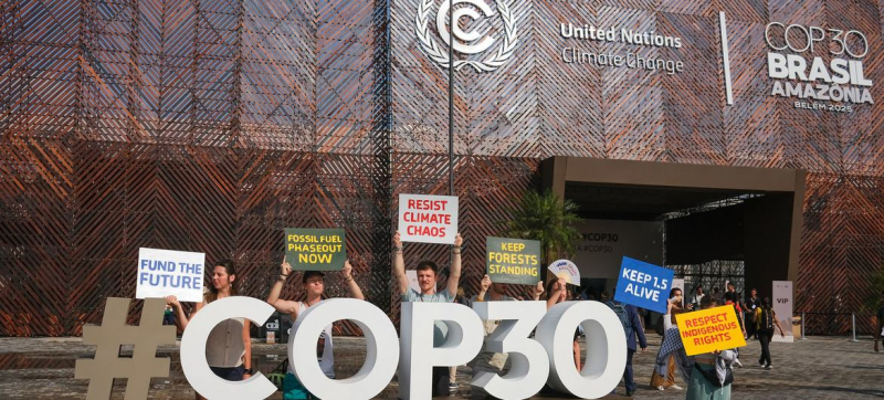 Демонстрация у конференц-центра «Ангар» в Белене, где проходит Конференция ООН по климату.