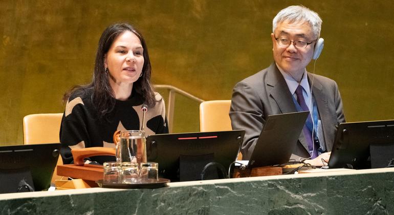 Председатель Генеральной Ассамблеи Анналена Бербок (слева) на заседании «Спорт на благо развития и мира: утверждение мира и построение более счастливой жизни на планете посредством спорта и воплощения олимпийских идеалов».
