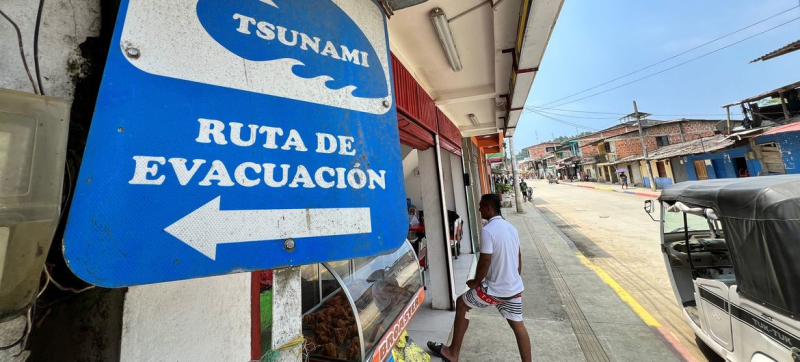 Знак в колумбийском городе на побережье Тихого океана указывает маршрут эвакуации в случае цунами.