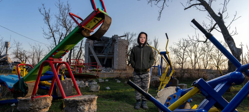 В УВКБ обратились с призывом выделить средства на помощь людям, вынужденным покинуть свои дома. На фото: пострадавший от войны юный житель Украины. 