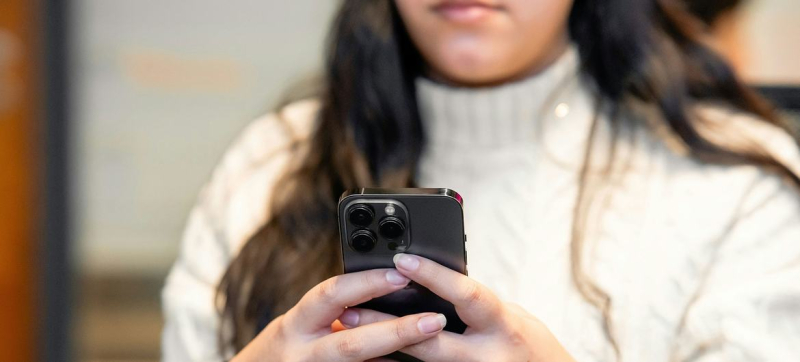 Во всем мире растут масштабы онлайн-насилия в отношении женщин.