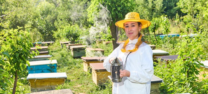 Когда Зарнигор пришлось самостоятельно обеспечивать всю семью, она занялась ремеслом, которому научилась у отца, – разведением пчел.