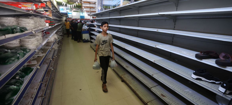 Пустые полки продуктового магазина  в Газе.