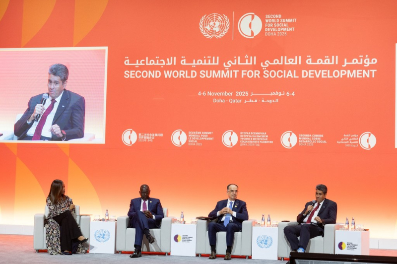 Президенты Кении, Албании и Палау на подиуме саммита. 