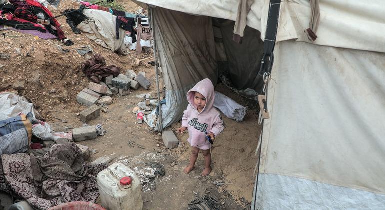 Дети в Газе продолжают страдать от насилия.