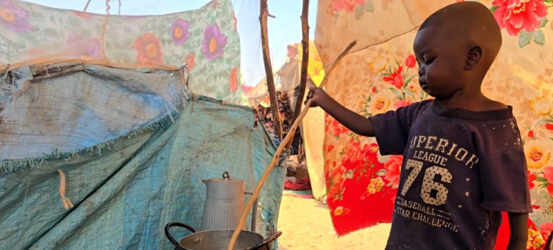 Ребенок в лагере беженцев в Тавиле, Дарфур.