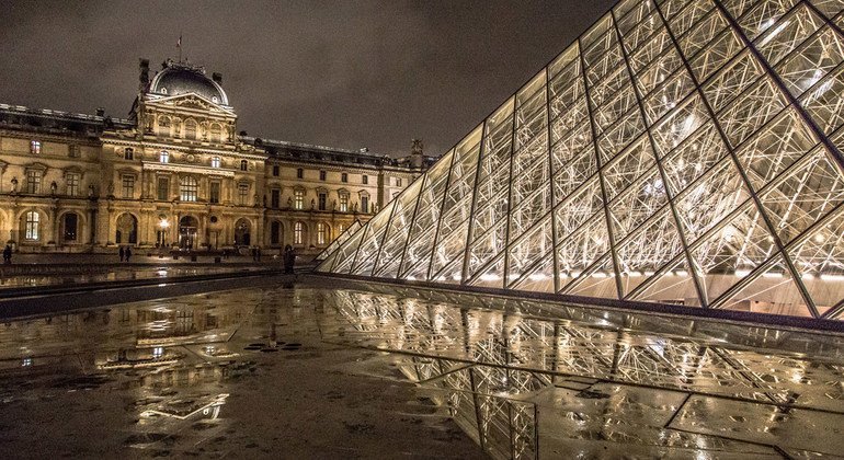 19 октября 2025 года в музее Лувр в Париже произошло ограбление.