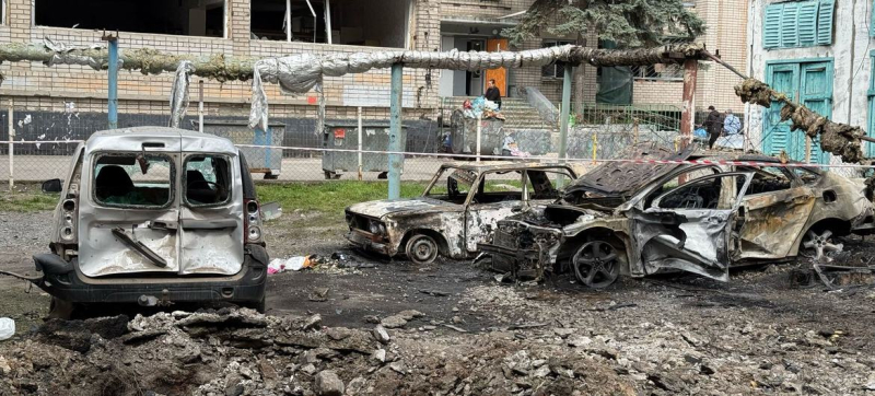 Разрушения после атак в Днепре, Украина, апрель 2025 года.