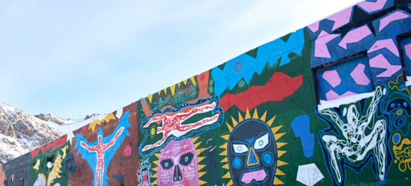 Граффити Адиля Аубекерова стало крупнейшей высокогорной художественной инсталляцией в мире, посвященной ООН. 