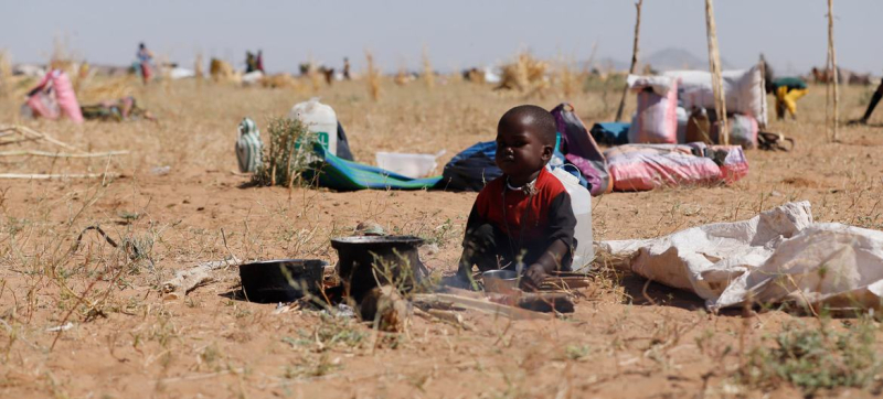 Многие семьи бегут из Эль-Фашира в Тавилу.