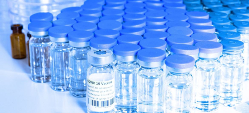 COVID‑19 по‑прежнему может вести к тяжелым последствиям для здоровья, но вакцины эффективны