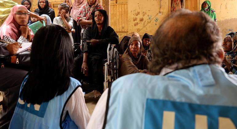 Команда УВКПЧ в Судане выслушивает местных жительниц.