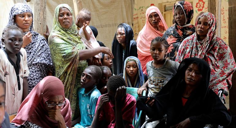 Суданские женщины на встрече в сотрудниками ООН.