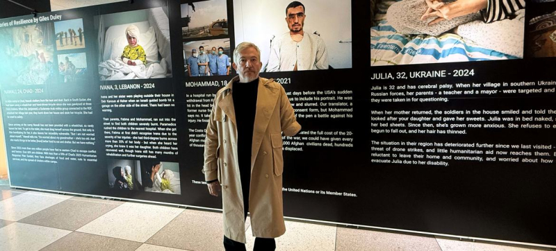 Джайлс Дьюли у выставки своих фотографий в штаб-квартире ООН.