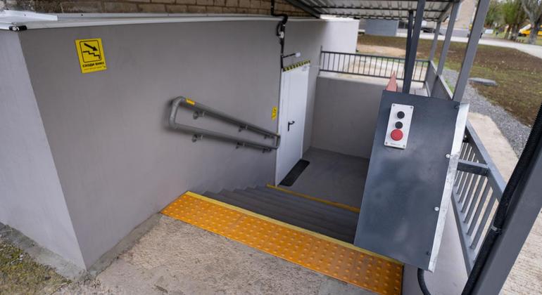 Вход в укрытие в школе в Ингулке.