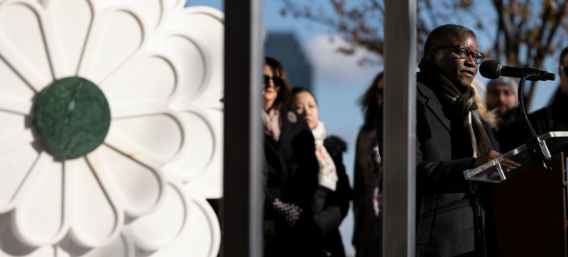 Чалока Беяни (на трибуне) выступает на церемонии открытия мемориала «Цветок Сребреницы», посвященного жертвам геноцида 1995 года в Боснии.