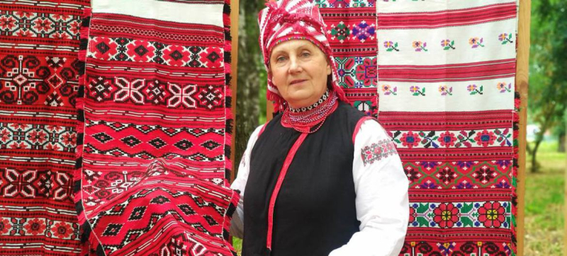 Неглюбская текстильная традиция – искусство ручного ткачества и вышивки, которое практикуют в деревне Неглюбка Гомельской области Беларуси.