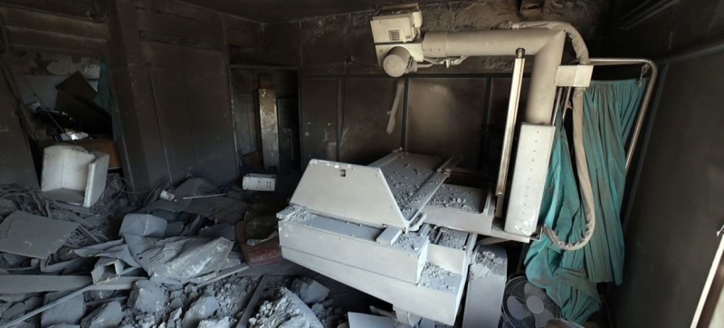Разрушенное медицинское оборудование в больнице «Аль-Ахли».