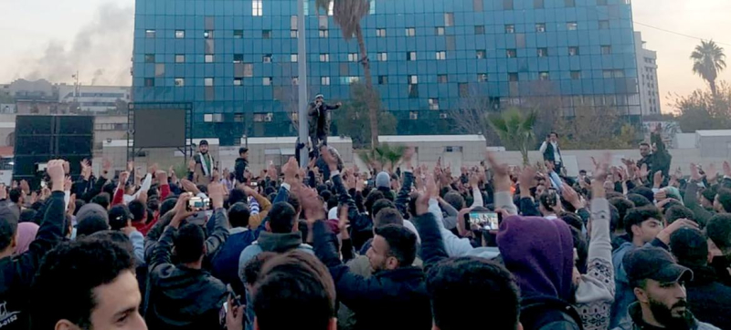 Люди празднуют на улицах Дамаска, декабрь 2024.