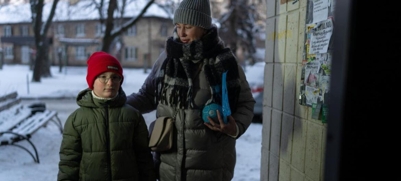 Грелки из бутылок, спальные мешки и газовые горелки: как жители Украины согреваются в морозы