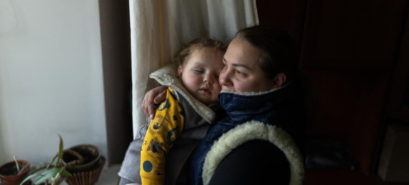 Грелки из бутылок, спальные мешки и газовые горелки: как жители Украины согреваются в морозы