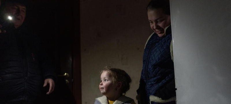 Грелки из бутылок, спальные мешки и газовые горелки: как жители Украины согреваются в морозы