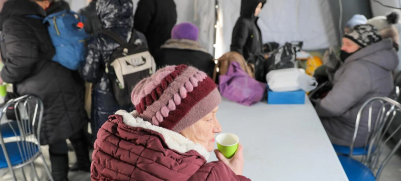 Пункты обогрева и мобильные кухни помогают украинцам пережить экстремальные морозы