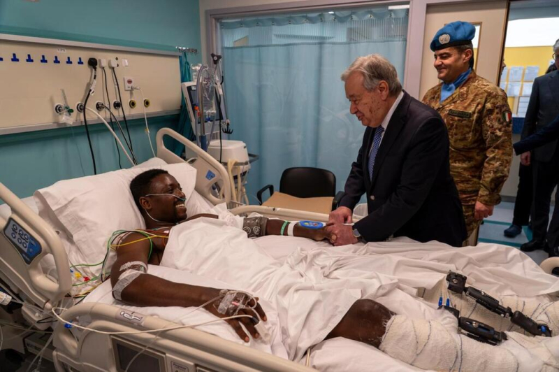Генеральный секретарь ООН Антониу Гутерриш посещает в больнице ганистского миротворца, раненного в ходе продолжающегося конфликта.