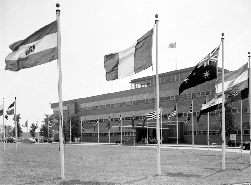 Флаги государств-членов ООН лежат за пределами временной штаб-квартиры организации в озере Сакс.