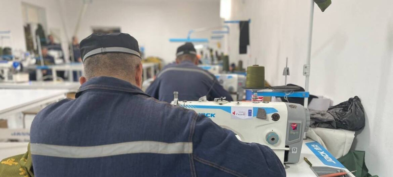 Надежда в каждом стежке: тюремное производство одежды в Таджикистане возвращает людям смысл жизни