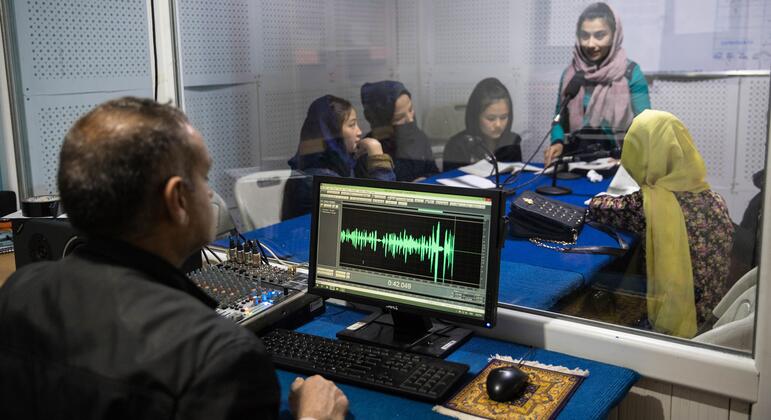 Станция Begum: одинокий женский голос в патриархальном радиоэфире Афганистана