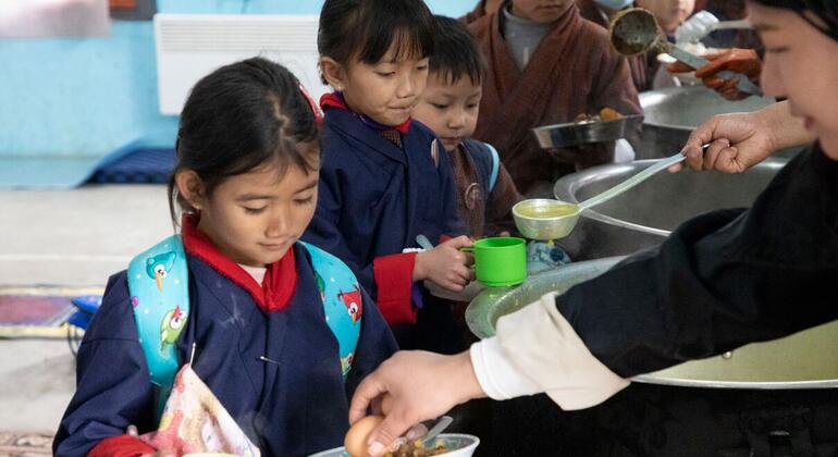 «Яйцо для детского рациона»: пилотный проект ФАО, который помогает школьникам и фермерам Бутана