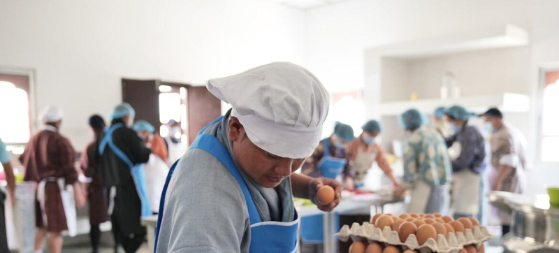 «Яйцо для детского рациона»: пилотный проект ФАО, который помогает школьникам и фермерам Бутана